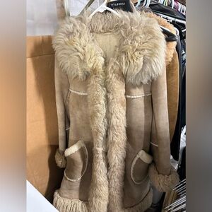 Beautiful authentic vintage shearling coat like new! Size medium